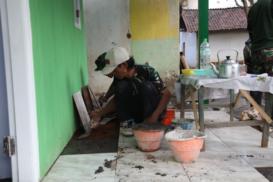 Pemasangan Keramik RTLH TMMD ke-129 Dipercepat, Rumah Ibu Ety Masuki Tahap Finishing