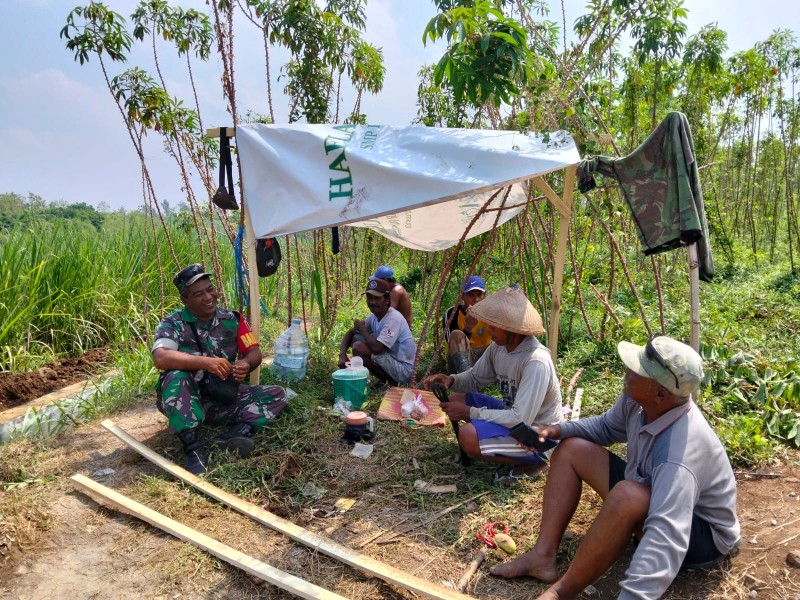 Sertu Wiyono Jalin Aspirasi Petani Bareng