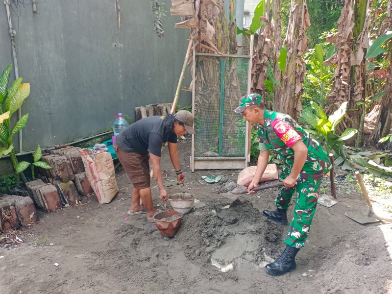 Serka Achmad Zainal Arifin Bnatu Bangun Rumah Warga Desa Denanyar