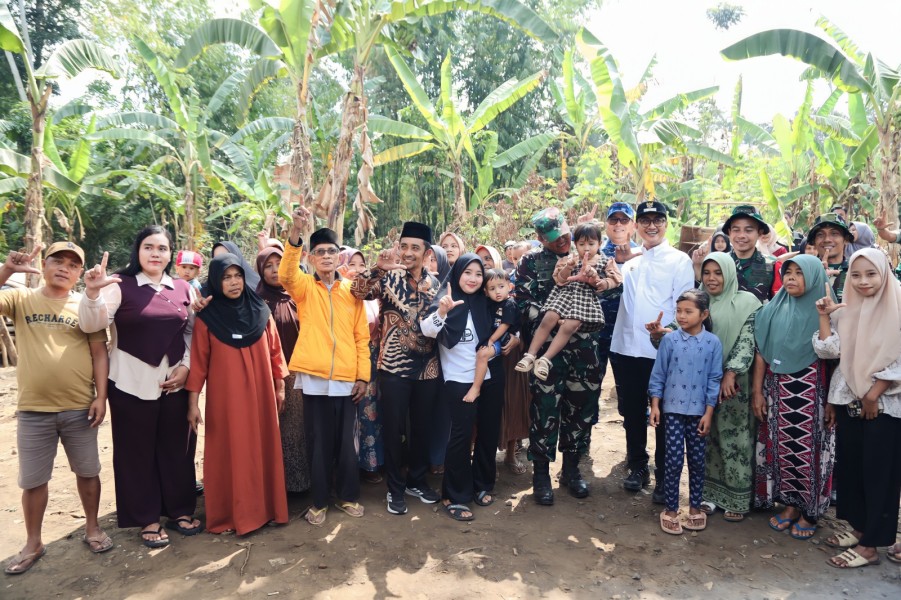 Jelang Akhir Rangkaian TMMD, Rombongan Sempatkan Foto Bersama Warga Ledok Tempuro