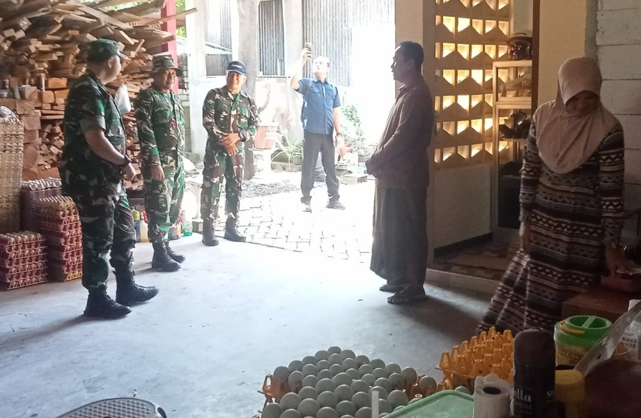 Dukung Ketahanan Pangan: Dansatgas TMMD 129 Bojonegoro Sambangi UMKM Telur Asin di Kesongo
