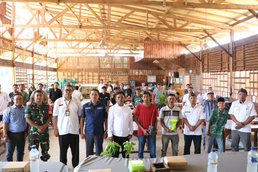 Dukung Ketahanan Pangan, TMMD Ke-128 Kodim 0820/Probolinggo Salurkan 900 Bibit Alpukat dan 150 Kg Bibit Jagung