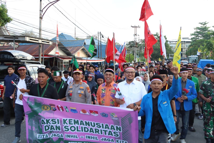 Polres Inhil, Forkopimda, Mahasiswa, dan Masyarakat Gelar Aksi Solidaritas Bagi-Bagi Bunga di Tembilahan