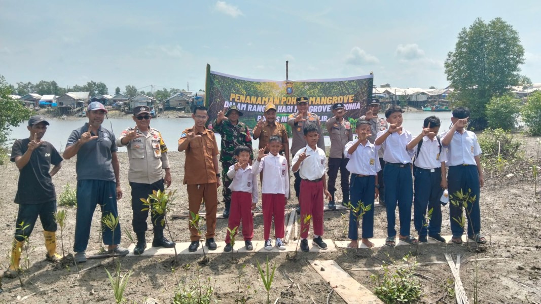 Polres Inhil Bersama Forkopimda Tanam 5.000 Bibit Mangrove Serentak dan di 21 Polsek Jajaran Peringati Hari Mangrove Sedunia