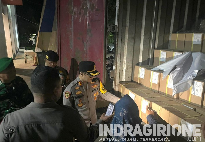 Kapolres Inhil Tinjau Masuknya Logistik Surat Suara di Gudang KPU