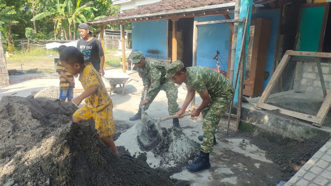 Koptu Rohmat Bantu Plester Dinding Rumah Warga Lewat Program RTLH