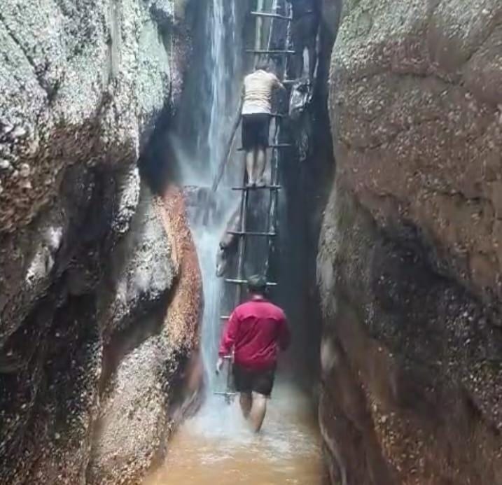 Ada Yang Baru di Inhu! Wisata Batu Belah Desa Anak Talang, Keindahan Alami Jutaan Tahun
