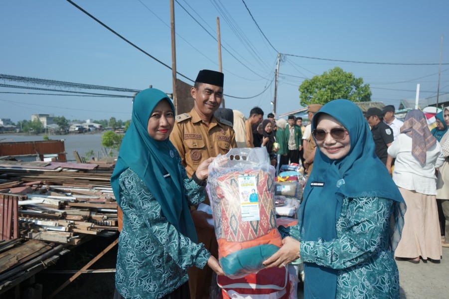 Bupati Herman Tinjau Lokasi Abrasi di Tanah Merah, Salurkan Bantuan dan Siapkan Langkah Penanganan Jangka Panjang
