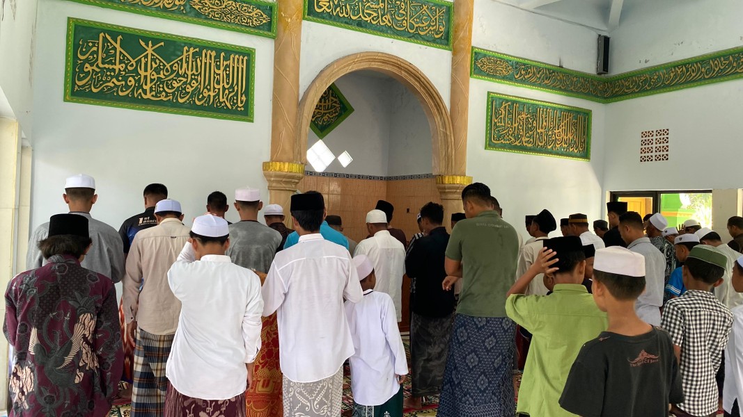 Tingkatkan Imam dan Takwa, Satgas Sholat Jumat Berjamaah Bersama Warga