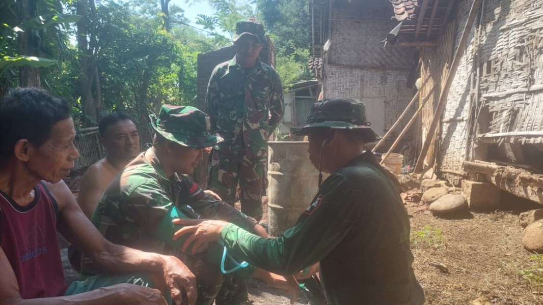 Personel TNI Polkes 05-09-17 Probolinggo Dampingi Layanan Kesehatan di Lokasi TMMD ke-128