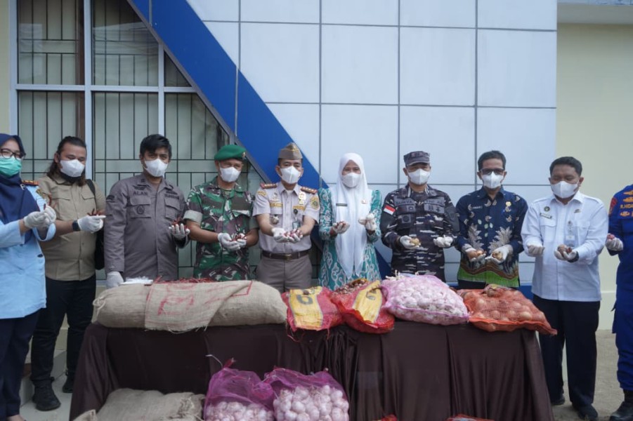 Sebanyak 48,39 Ton Pangan Ilegal Dibakar di Tembilahan