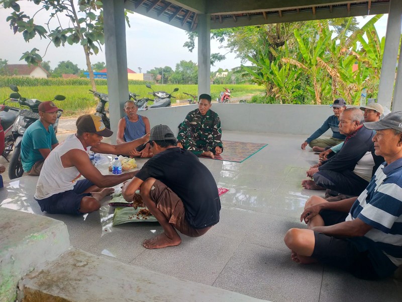 Sertu Mariyanto Sarapan Pagi Bareng Petani di Desa Mentaos