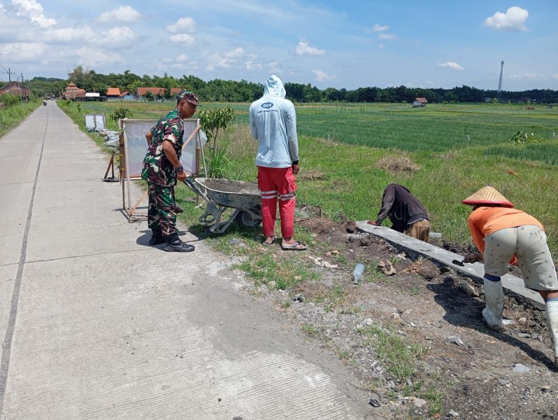 Babinsa Koramil Kabuh dan Warga Perbaiki Jalan Desa