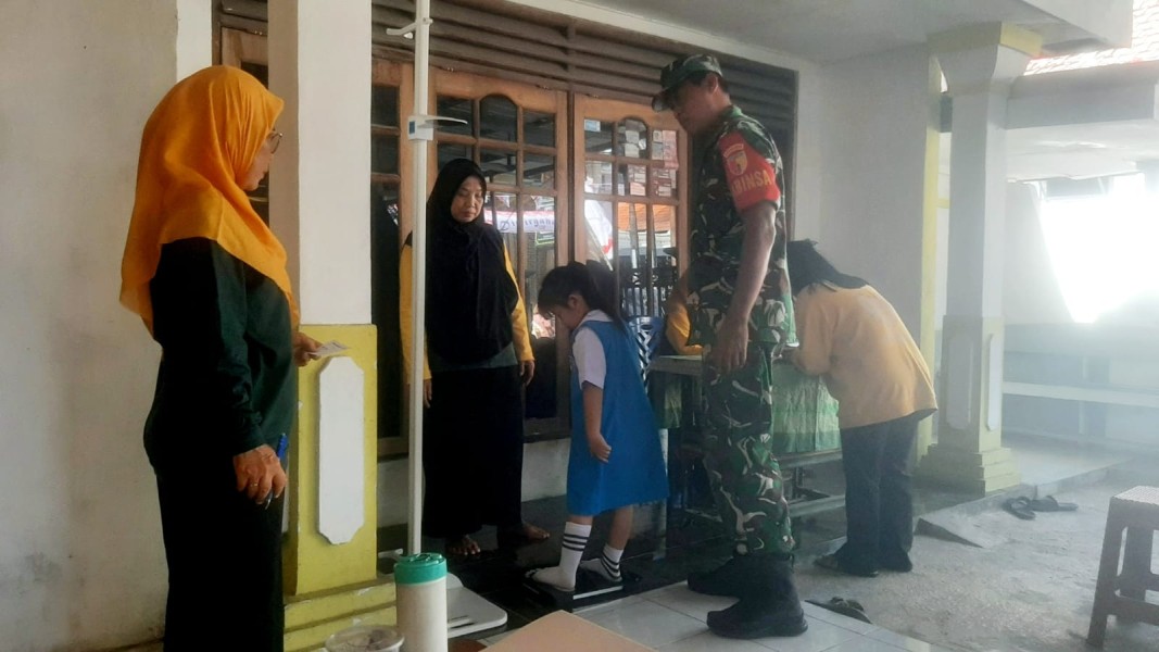 Babinsa Serka Soli Dampingi Posyandu Keluarga