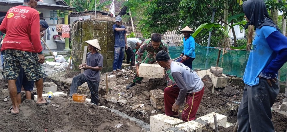 Babinsa Koramil Megaluh Selesaikan Perbaikan Rumah Tidak Layak Huni