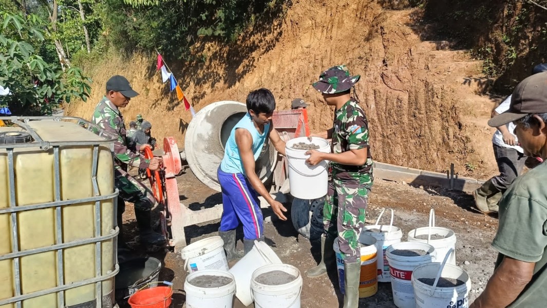 Satgas TMMD dan Warga, Ringankan Pengerjaan Jalan Penghubung Watuduwur-Kalibawang