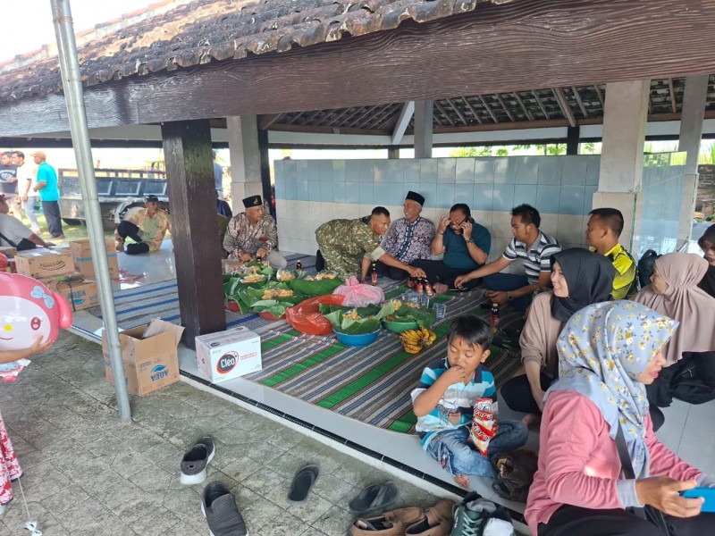 Dukung Kearifan Lokal, Babinsa Koramil Gudo Hadiri Acara Sedekah Dusun di Desa Japanan