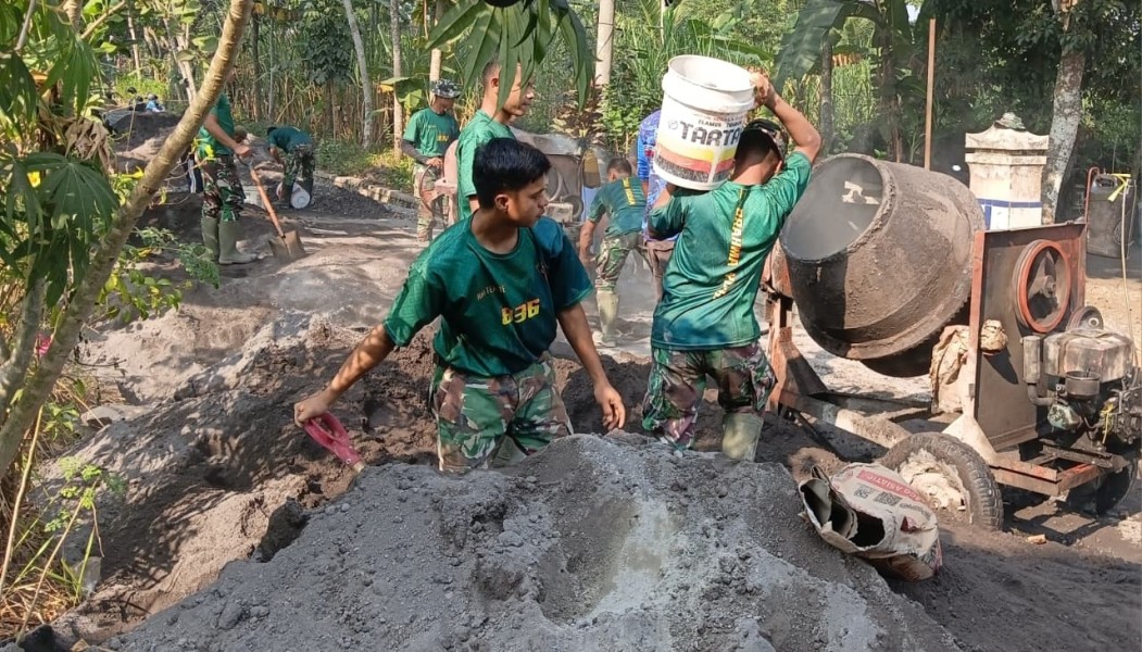 Satgas TMMD ke-129 Dukung Percepatan Pengecoran, Material Didistribusikan Menggunakan Ember