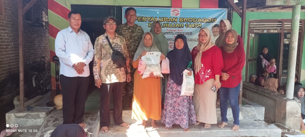Babinsa Koramil Tembelang Dampingi Penyaluran Sembako di Desa Kepuhdoko