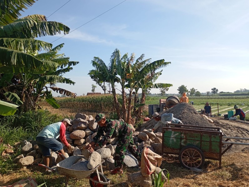 Serka Sali Bersama Warga Gotong-Royong Bangun Talut Penahan Tanah