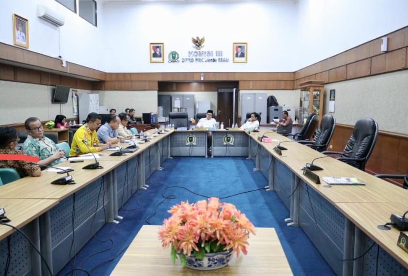 Komisi III DPRD Provinsi Riau Gelar RDP Terkait Pengisian Jabatan pada PT Bank Riau Kepri Syariah (BRKS)