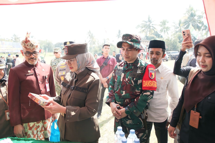 Bupati Lumajang Bersama Forkopimda Tinjau Stan UMKM pada Pembukaan TMMD ke-129, Dorong Penguatan Ekonomi Masyarakat Desa