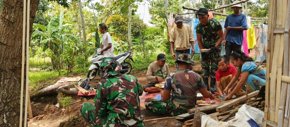 Penuh Keakraban, Satgas TMMD Ke-128 Kodim 0820/Probolinggo Nikmati Makan Siang Bersama Warga