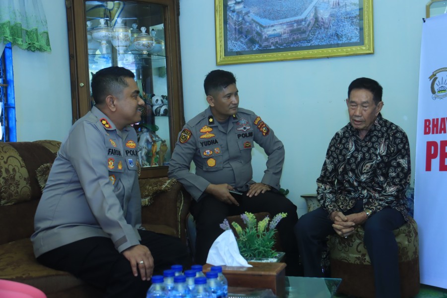 Polres Indragiri Hilir Gelar Anjangsana ke Kediaman Purnawirawan Polri dalam Rangka Hari Bhayangkara ke-80