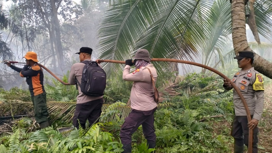 Personel Polsek Tempuling Laksanakan Pendinginan Titik Hotspot di Tanjung Pidada Meski Tengah Berpuasa