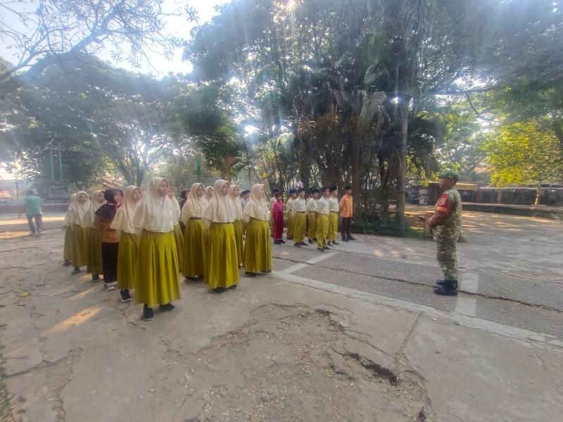Serka Khotib Latih Gerak Jalan dan PBB Siswa MI Assulaimaniyah