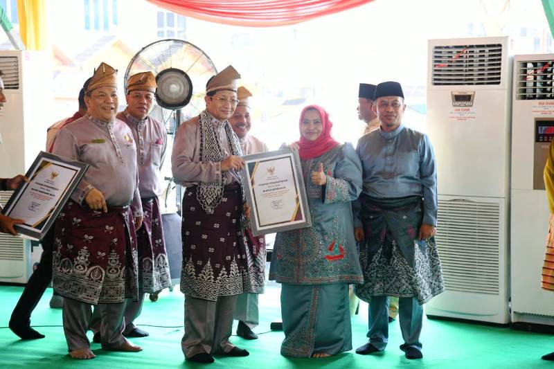 Bupati Bengkalis Terima Penghargaan atas Program Masjid Ramah Pemudik