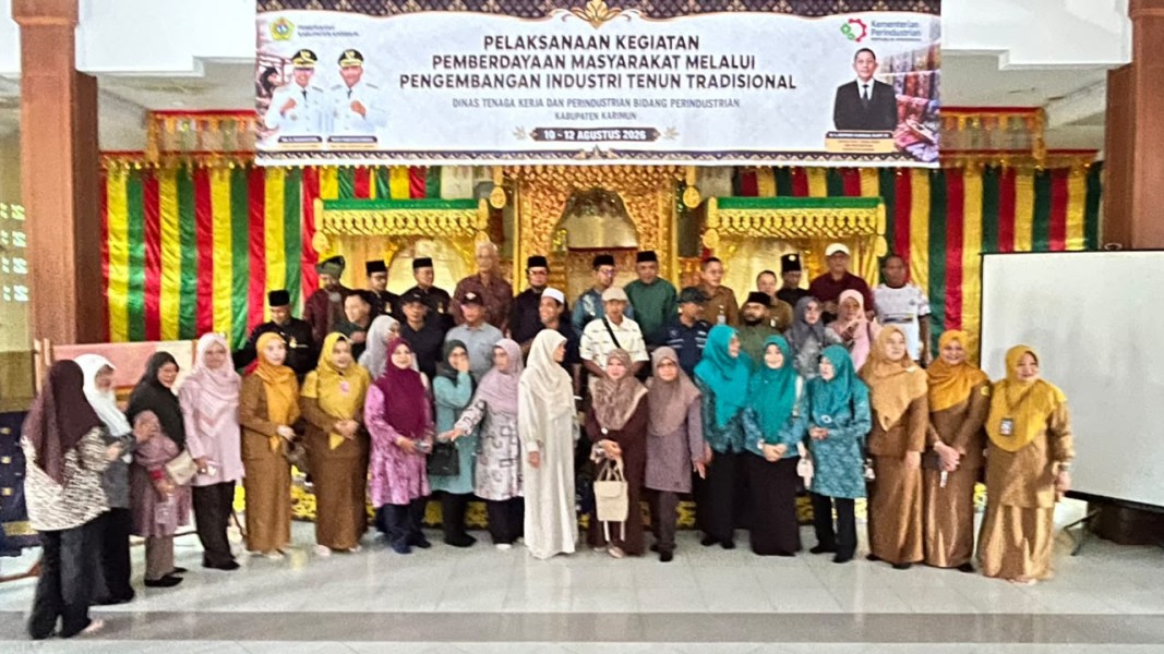 Bupati Iskandarsyah, Buka Secara Resmi Kegiatan Pemberdayaan Masyarakat Melalui Pengembangan Industri Tenun Tradisional.