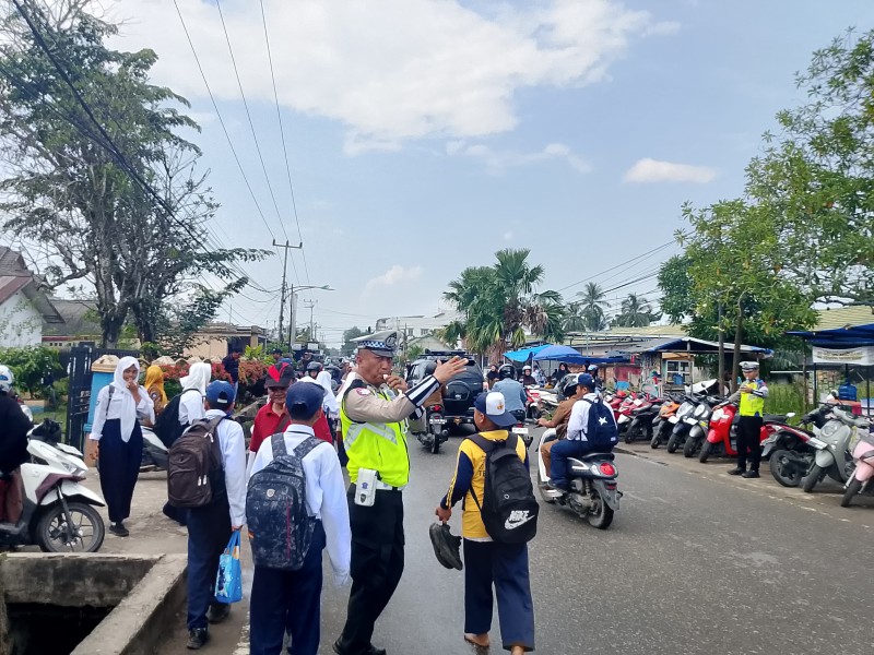 Polres Inhil Hadir Layani Masyarakat, Sat Lantas Amankan Kepulangan Anak Sekolah di Tembilahan