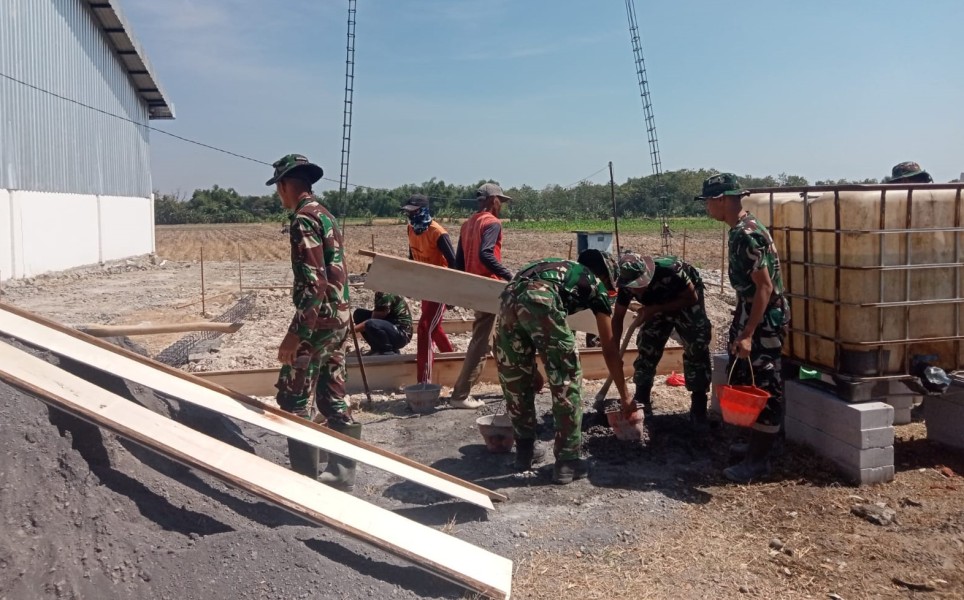 Sinergi Bangun Desa, Perkuat Ekonomi: Satgas TMMD 129 Bojonegoro Kebut Pembangunan Musholla Rest Area Kesongo