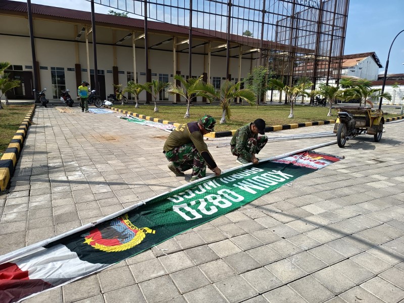 Perindah Lokasi TMMD Ke-128 di Desa Brabe, Satgas Pasang Umbul-Umbul untuk Menyambut Tim Wasev Sterad TNI AD