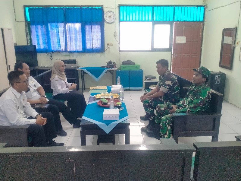 Babinsa Koramil Kabuh Jalin Komunikasi Sosial Bersama Guru SMKN
