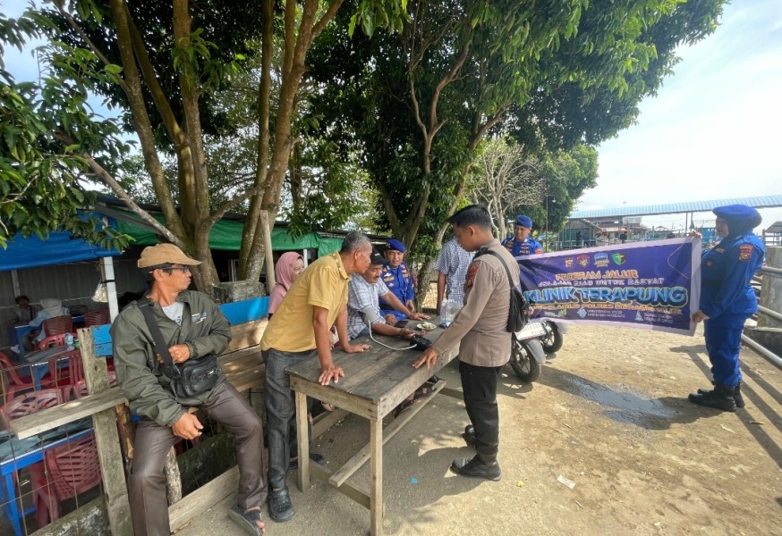 Satpolairud Polres Inhil Beri Layanan Kesehatan Gratis Untuk Masyarakat Pesisir