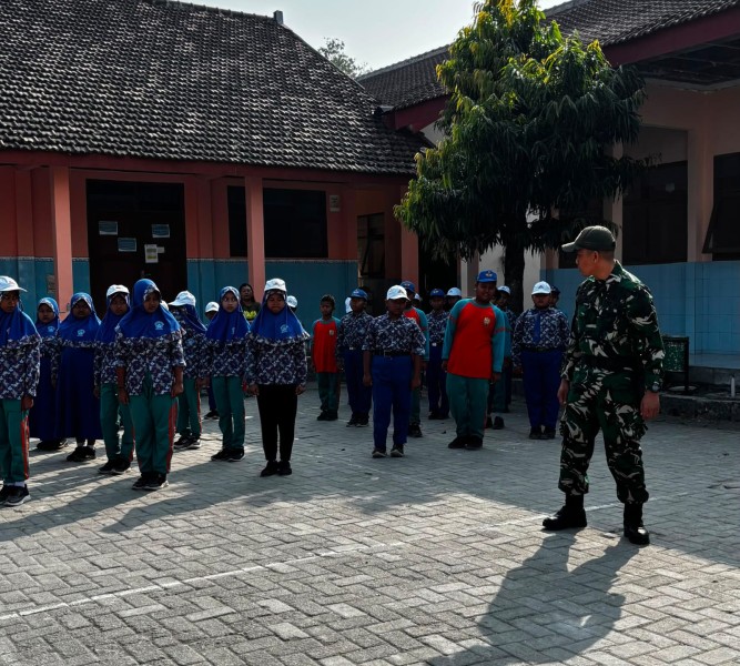 Babinsa Koramil Kabuh Latih Gerak Jalan Siswa SD