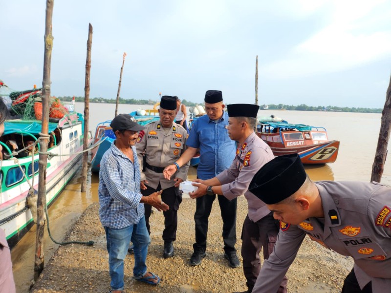 Polres Indragiri Hilir Berbagi Takjil Ramadhan 1447 H kepada Penumpang Pelabuhan Kuala Enok