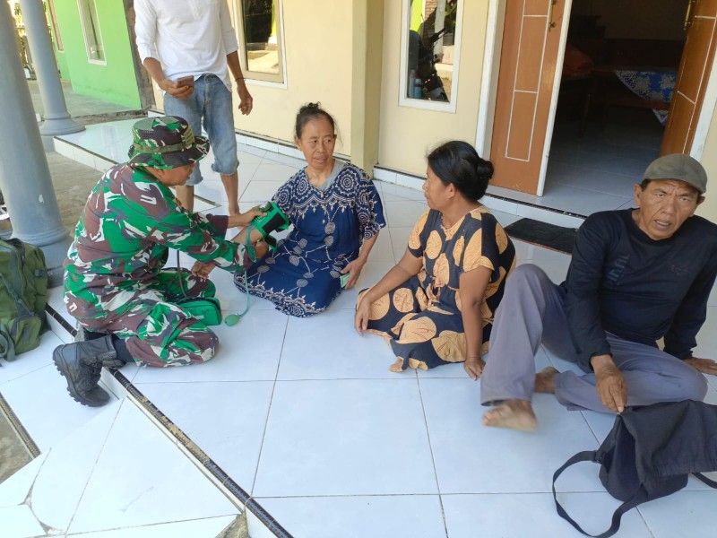 Sentuhan Kesehatan di Tengah Pembangunan: Satgas TMMD Hadirkan Layanan Medis Gratis untuk Warga Brabe