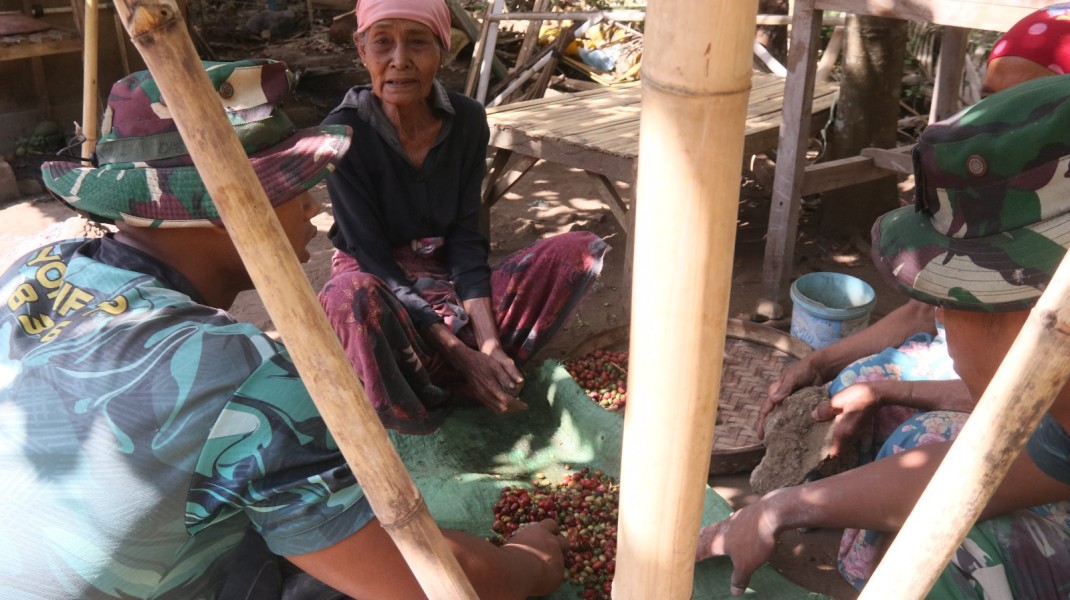 Kepedulian Satgas TMMD ke-129 Hadir di Tengah Warga, Bantu Petani Olah Hasil Panen Kopi