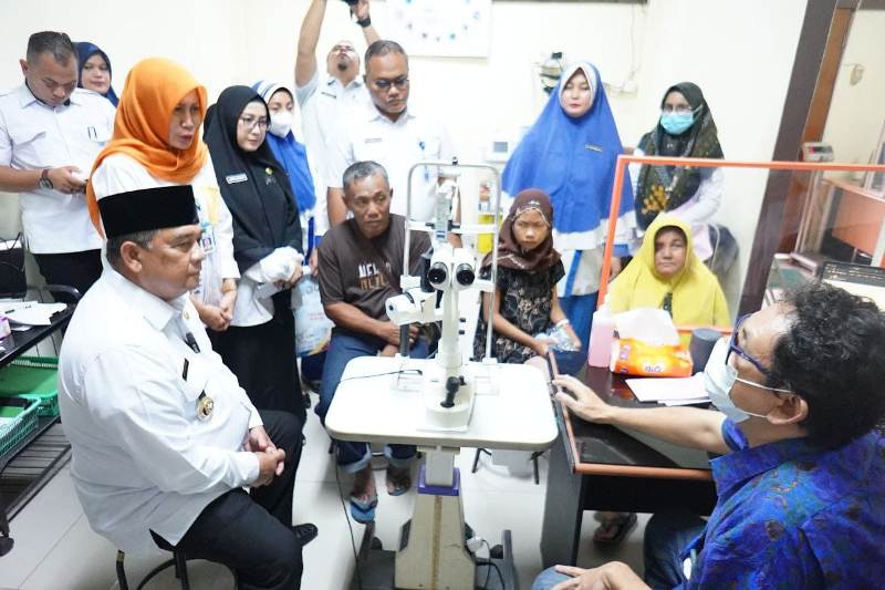 Besuk Sumiati dan Syarifuddin, Gubri Edy Nasution Pastikan Masyarakat Kurang Mampu Dapatkan Hak yang Sama