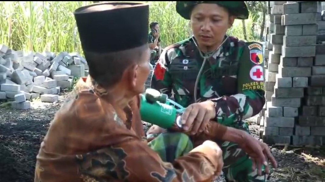 Koptu Sanep Berperan Aktif dalam Bakti Sosial Kesehatan TMMD ke-128 di Desa Brabe