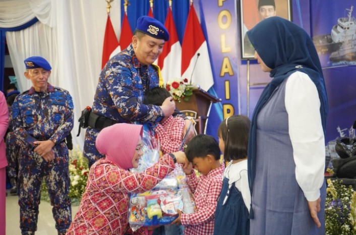 Momen Haru Irjen Iqbal dan Istri Peluk Anak Personel Polairud yang Gugur Dalam Bertugas
