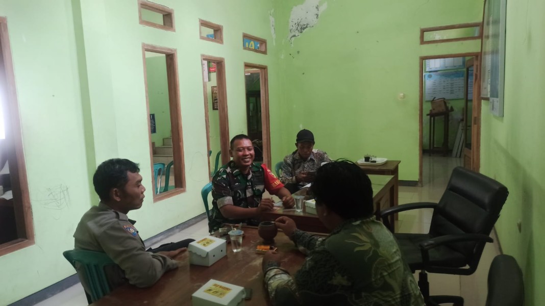 Sertu Muhaji Komsos dengan Perangkat Desa Wringinpitu