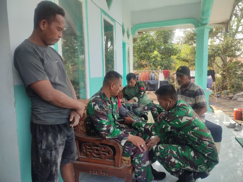 Polres Berikan Pelayanan Kesehatan, Warga dan Personel Satgas TMMD Diperiksa