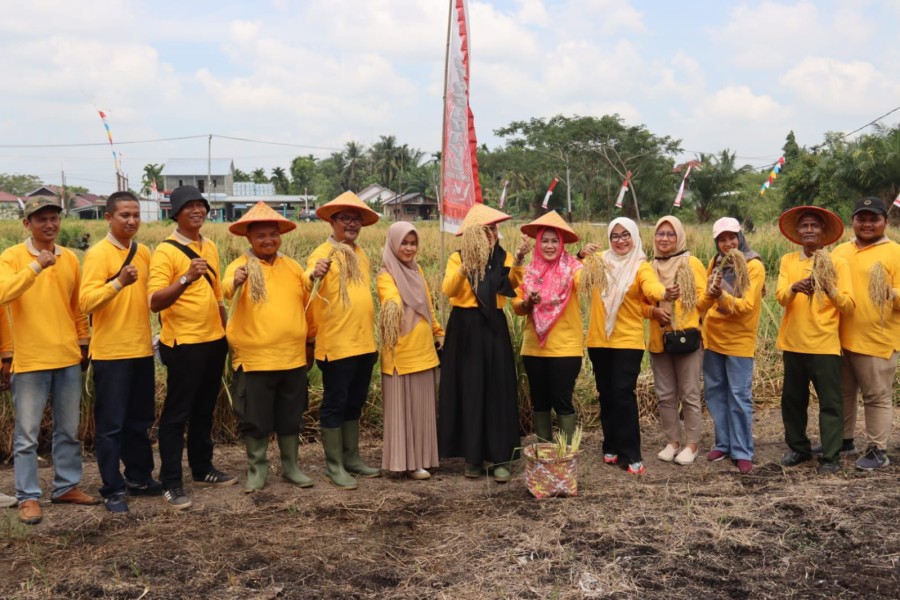 Wakil Bupati Inhil Hadiri Lomba Baca Puisi SD dan Panen Raya di Tempuling