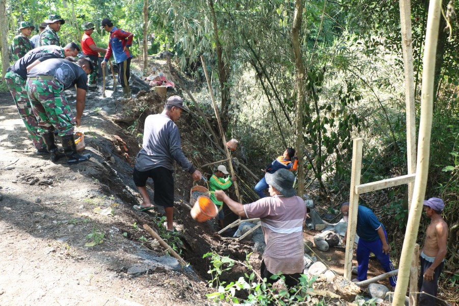 TMMD Ke-128 Tahun 2026, Kodim 0820/Probolinggo Fokus Bangun 12 Titik Tanggul Penahan Tanah di Dusun Klagin Probolinggo