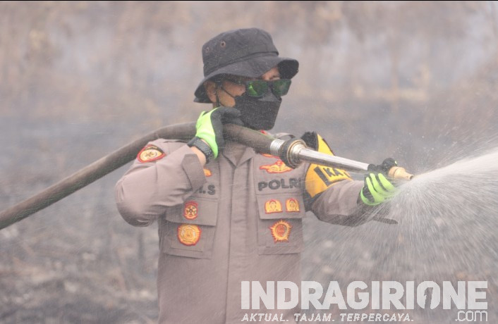 Kapolres Inhil Turun Padamkan Karlahut di Kecamatan Batang Tuaka