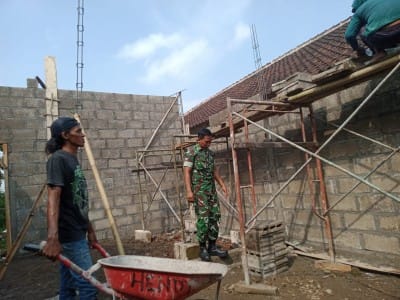 Serda Lalu Sukaryanto Gotong-Royong Bantu Bangun Rumah Warga Desa Sukodadi